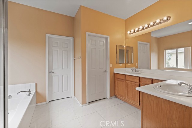 8348 Barnwood Lane, Riverside CA: https://media.crmls.org/medias/554c8298-3293-4e4e-b133-d1f4321b4f17.jpg