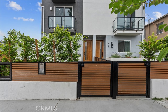 201 S Westlake Ave, Los Angeles CA: https://media.crmls.org/medias/55529790-76fd-4f33-8718-8a2f42767cc3.jpg