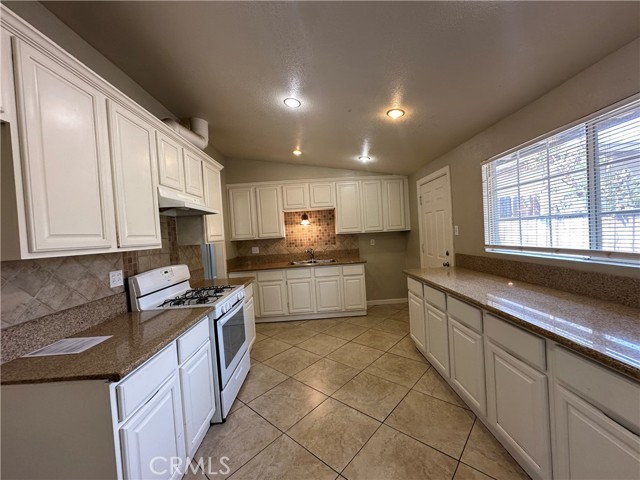 Detail Gallery Image 14 of 25 For 7061 Newbury Ave, San Bernardino,  CA 92404 - 4 Beds | 2 Baths