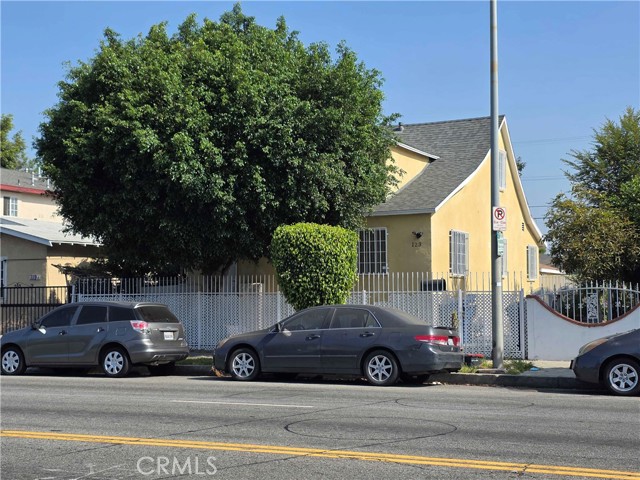 123 E Gage Avenue, Los Angeles CA: https://media.crmls.org/medias/555785f8-4c67-41b9-aaa2-f59e7581e65b.jpg