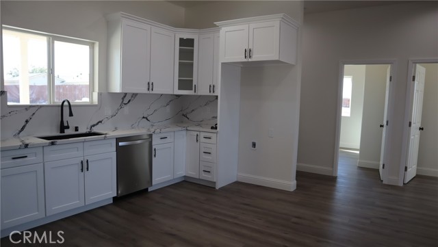 Detail Gallery Image 5 of 21 For 10408 Peach Ave, California City,  CA 93505 - 4 Beds | 3 Baths