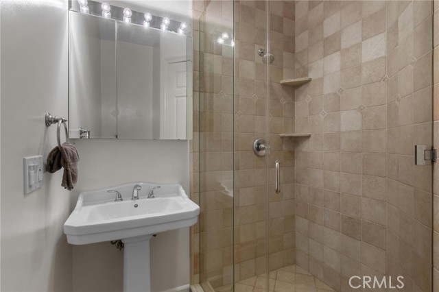 7938 Kenyon Avenue, Los Angeles CA: https://media.crmls.org/medias/55593ba7-b8d3-404a-9b5f-07a18d48f09e.jpg