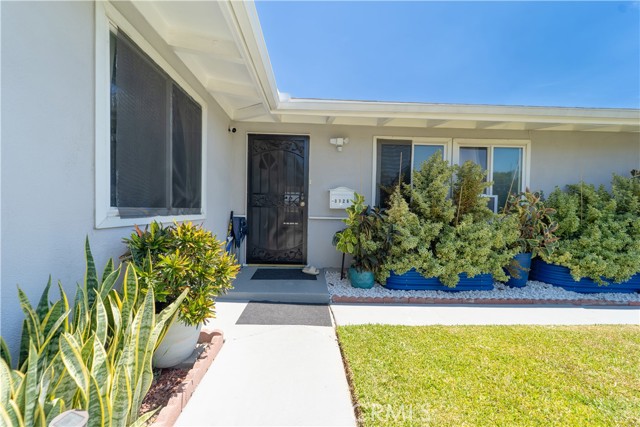 8326 Sanger Avenue, Whittier CA: https://media.crmls.org/medias/555aada0-8e47-4161-8cd1-cd689b924e8a.jpg