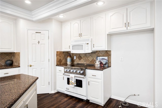 30248 White Wake, Canyon Lake CA: https://media.crmls.org/medias/555c97df-cd87-4fe2-bed8-5f7e8d3f4818.jpg