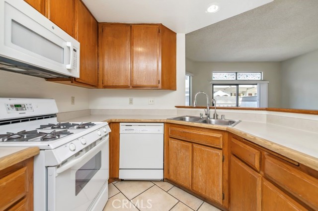 40 Brownfield Lane, Pomona CA: https://media.crmls.org/medias/555d4da2-d99b-4207-9a82-c63a5112c573.jpg