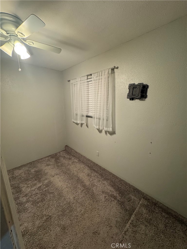 https://media.crmls.org/medias/555e0676-70bd-4f3e-9c23-10797a42b6b1.jpg?preset=X-Large