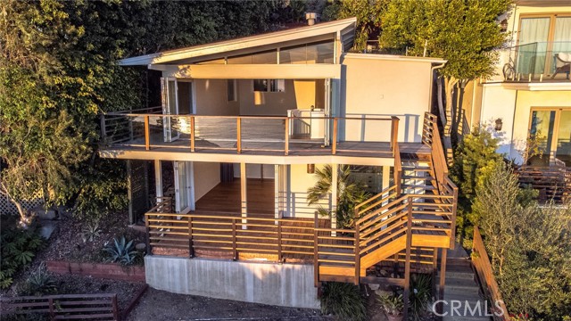 Both levels open up to views decks of the Pacific Ocean and Catalina Island