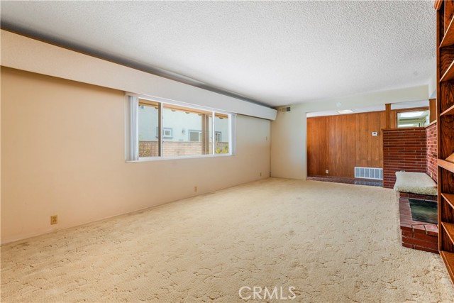 1300 Oak Avenue, Carlsbad CA: https://media.crmls.org/medias/555fb57b-f41b-43b3-b6fe-d3922699d721.jpg
