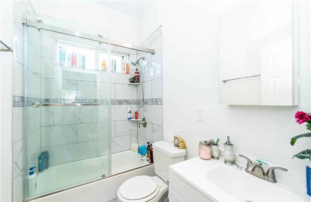 https://media.crmls.org/medias/55664bb0-03f2-46b6-9536-4da76f21a5c1.jpg?preset=X-Large