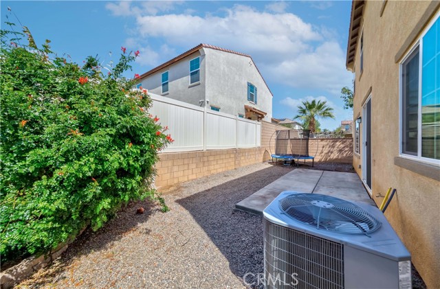 9795 Ardisia Street, Riverside CA: https://media.crmls.org/medias/55681015-cfd5-45c4-9191-50e4340001a8.jpg