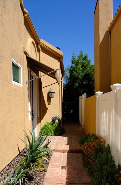Detail Gallery Image 2 of 24 For 23057 Park Dulce, Calabasas,  CA 91302 - 3 Beds | 2/1 Baths