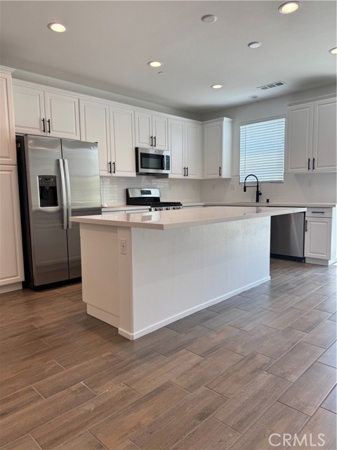 Detail Gallery Image 12 of 39 For 401 Mistyblue Ct, Hemet,  CA 92543 - 4 Beds | 3 Baths