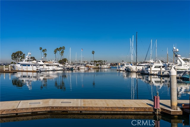 1207 Seal Way, Seal Beach CA: https://media.crmls.org/medias/556d873a-80df-4c84-81c6-c759fe30bbe7.jpg