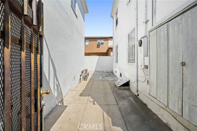 1200 N Kenmore Avenue, Los Angeles CA: https://media.crmls.org/medias/556ddaa4-f202-4a8b-8a5b-efa075102b42.jpg