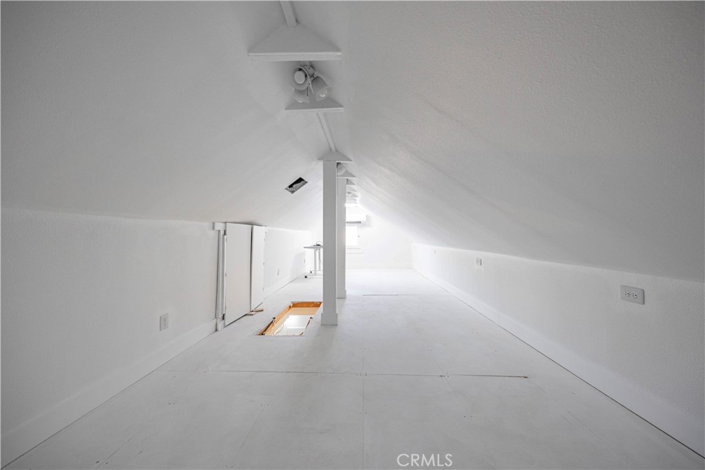 https://media.crmls.org/medias/556ee21c-06ba-482f-88f8-48d208593a66.jpg?preset=X-Large
