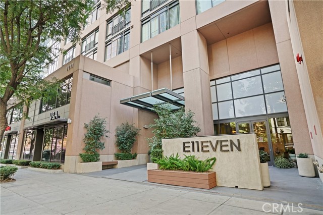 1111 S Grand Avenue, Los Angeles CA: https://media.crmls.org/medias/556fb43e-6879-4b7d-b58c-9efb8692a05c.jpg