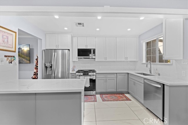 Detail Gallery Image 6 of 37 For 6902 Quakertown Ave, Winnetka,  CA 91306 - 5 Beds | 3 Baths