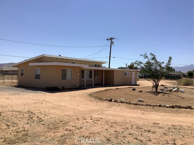 22042 Elkalo Road, Apple Valley CA: https://media.crmls.org/medias/5576b9de-bc7b-419a-96ae-0167ccbdd887.jpg