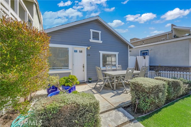 318 8th Street, Huntington Beach CA: https://media.crmls.org/medias/55778eef-77d3-45d6-b99e-89c9c46259f1.jpg
