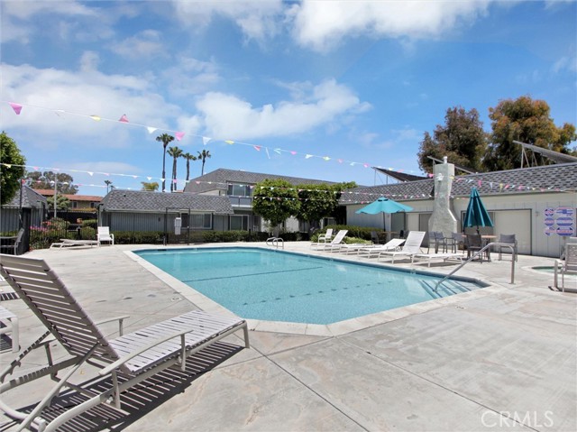 Detail Gallery Image 4 of 21 For 8271 Cape Horn Dr, Huntington Beach,  CA 92646 - 2 Beds | 1/1 Baths