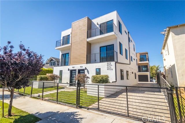 4507 W 18th St Drive, Los Angeles CA: https://media.crmls.org/medias/557d790a-aeb0-491d-ad7b-71165a8c293b.jpg