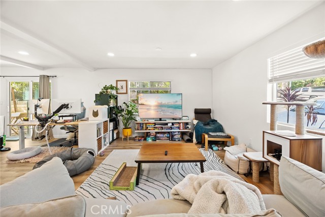 1385 N Marengo Avenue, Pasadena CA: https://media.crmls.org/medias/557e7776-650d-4d5d-b85d-3c843a1a74c8.jpg