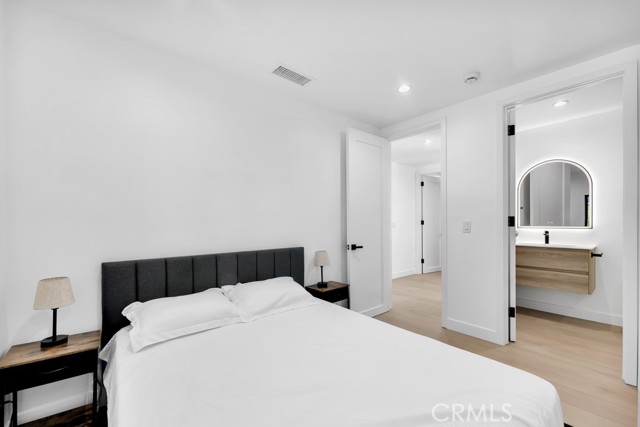 17072 Oak View Drive, Encino CA: https://media.crmls.org/medias/557f42d3-df25-4d05-a316-b1b30847a8f7.jpg