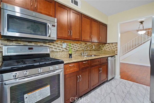 Detail Gallery Image 17 of 47 For 8111 Canby Ave #1,  Reseda,  CA 91335 - 4 Beds | 2/1 Baths