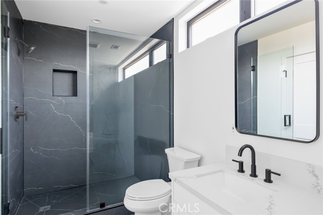 Detail Gallery Image 22 of 33 For 4827 Oakwood Ave, Los Angeles,  CA 90004 - 5 Beds | 3 Baths