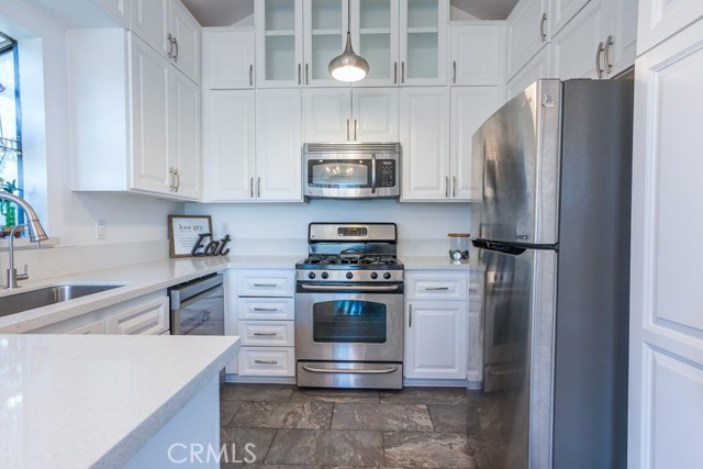 Detail Gallery Image 8 of 38 For 18213 Flynn Dr #132,  Canyon Country,  CA 91387 - 2 Beds | 2 Baths