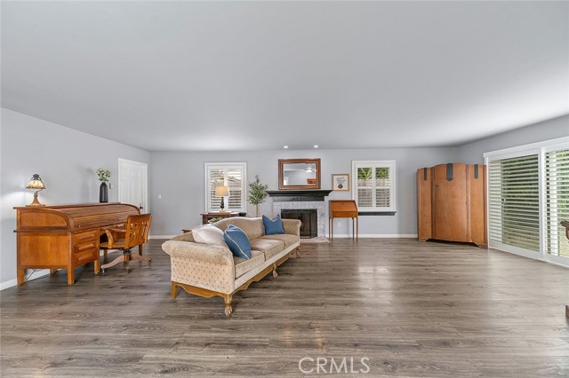 1917 N Britton Drive, Long Beach CA: https://media.crmls.org/medias/5589dc9a-58b5-41a7-9703-e013e3c43917.jpg