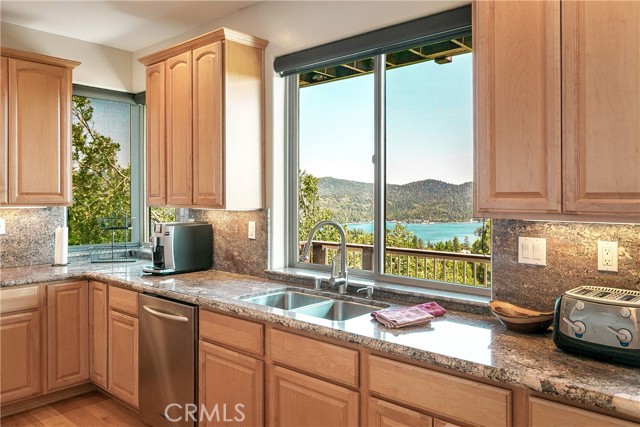 Detail Gallery Image 7 of 40 For 27692 Caribou Dr, Lake Arrowhead,  CA 92352 - 4 Beds | 2/1 Baths
