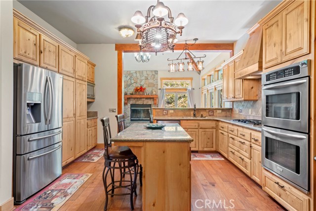 1034 Teakwood Drive, Lake Arrowhead CA: https://media.crmls.org/medias/558c2de6-9dfe-4d43-9156-256ff58738aa.jpg