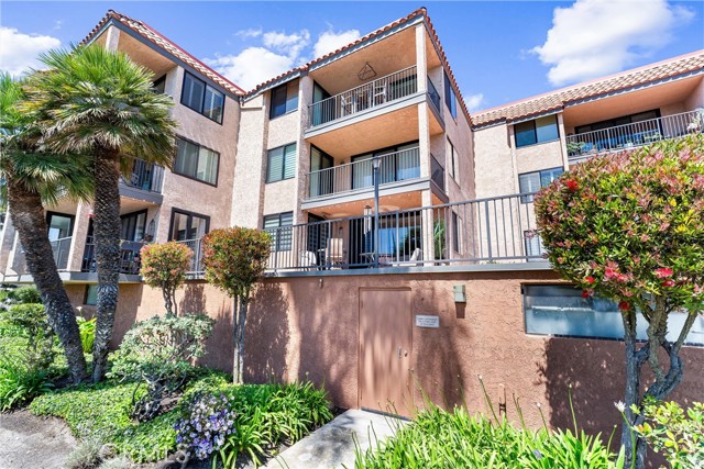 201 Bay Shore Avenue, Long Beach CA: https://media.crmls.org/medias/558ca09f-7b79-41ce-a4ec-1c037e872502.jpg