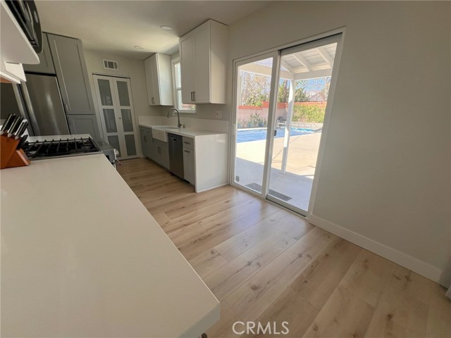 Detail Gallery Image 14 of 37 For 20933 Hemmingway St, Canoga Park,  CA 91304 - 4 Beds | 3 Baths