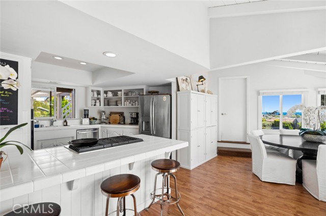 544 De Anza Drive, Corona del Mar CA: https://media.crmls.org/medias/558fc386-3b1f-422c-84d7-fca4dd73738b.jpg