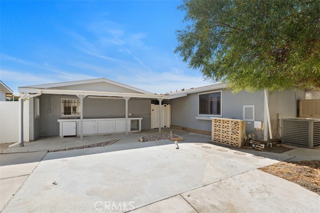 Spacious backyard w/concrete patio & patio cover