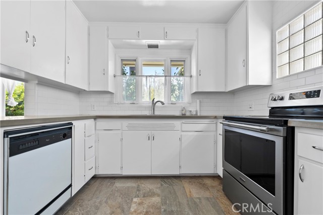 604 Marguerite Avenue, Corona del Mar CA: https://media.crmls.org/medias/559198d9-86ff-4279-8d3c-ef428be2026f.jpg