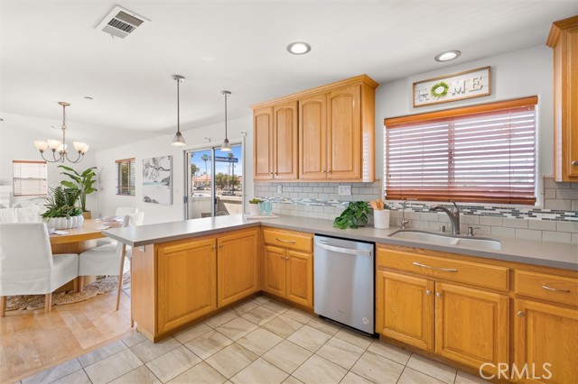 Detail Gallery Image 5 of 35 For 2405 Vanderbilt Ln #C,  Redondo Beach,  CA 90278 - 3 Beds | 2/1 Baths