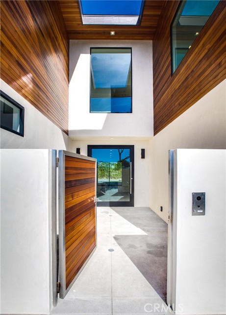 Detail Gallery Image 2 of 26 For 324 Saint Andrews Rd, Newport Beach,  CA 92663 - 5 Beds | 5/1 Baths