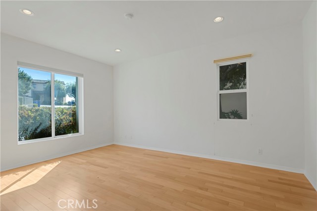 Detail Gallery Image 5 of 43 For 5678 Como Circle, Woodland Hills,  CA 91367 - 5 Beds | 3/1 Baths