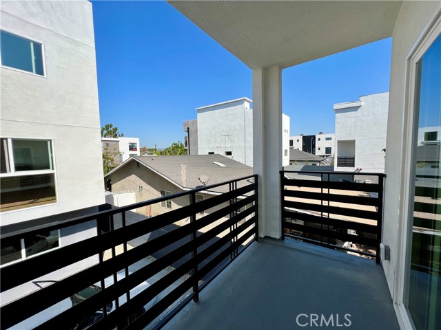 Detail Gallery Image 11 of 18 For 2418 Carmona Ave, Los Angeles,  CA 90016 - 3 Beds | 4/1 Baths