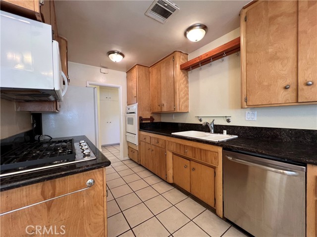 4075 Mount Vernon Avenue, Riverside CA: https://media.crmls.org/medias/559754ff-e755-4bee-abad-bee9f8c3c69b.jpg