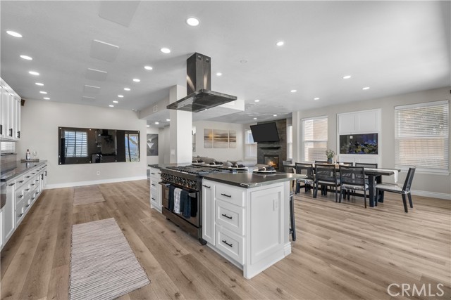 Detail Gallery Image 12 of 33 For 18554 Olympian Ct., Canyon Country,  CA 91351 - 5 Beds | 2/1 Baths