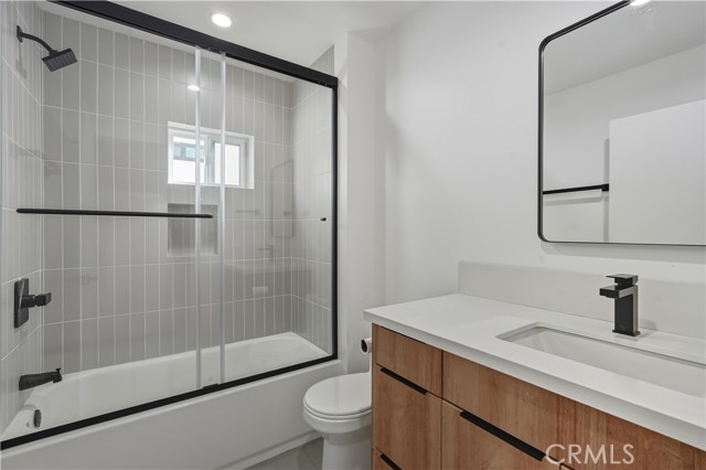 Detail Gallery Image 3 of 22 For 121 1/2 S Coronado St, Los Angeles,  CA 90057 - – Beds | – Baths