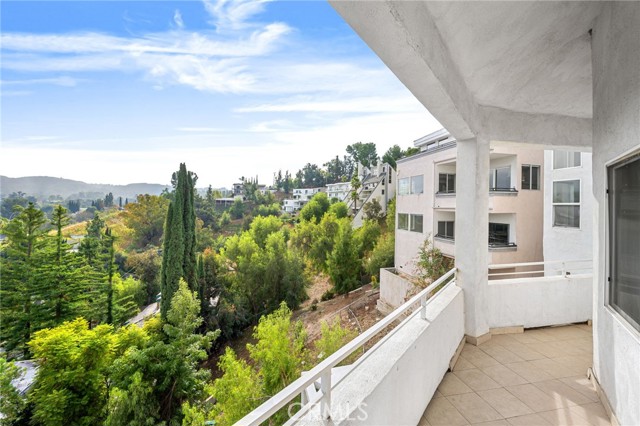 5220 Medina Road, Woodland Hills CA: https://media.crmls.org/medias/559ac911-1130-44f9-be7d-2bc083d7beb5.jpg