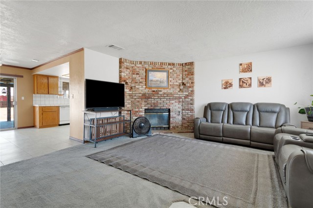 Detail Gallery Image 5 of 22 For 21867 Jelan Ave, Apple Valley,  CA 92307 - 3 Beds | 2 Baths