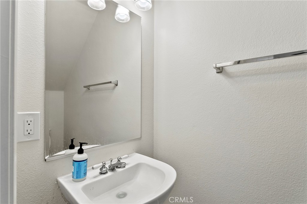 https://media.crmls.org/medias/559cdee5-5af5-43ab-920c-57ff5e95920a.jpg?preset=X-Large