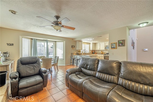 13290 Riverview Drive, Victorville CA: https://media.crmls.org/medias/55a0c482-57fc-49f4-8824-63e1a079b61a.jpg