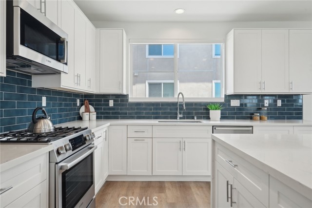 Detail Gallery Image 7 of 34 For 23228 Marigold Ave, Torrance,  CA 90502 - 4 Beds | 3/1 Baths